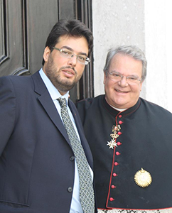 Henrique Tigo - Com o Padre John Mariani (representante do Vaticano em Portugal) em Mosteiro de Alcobaça